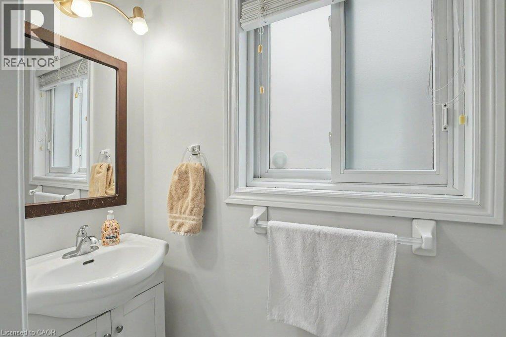 2 piece bathroom on main floor - 568 Robert Ferrie Drive, Kitchener, ON - Indoor Photo Showing Bathroom