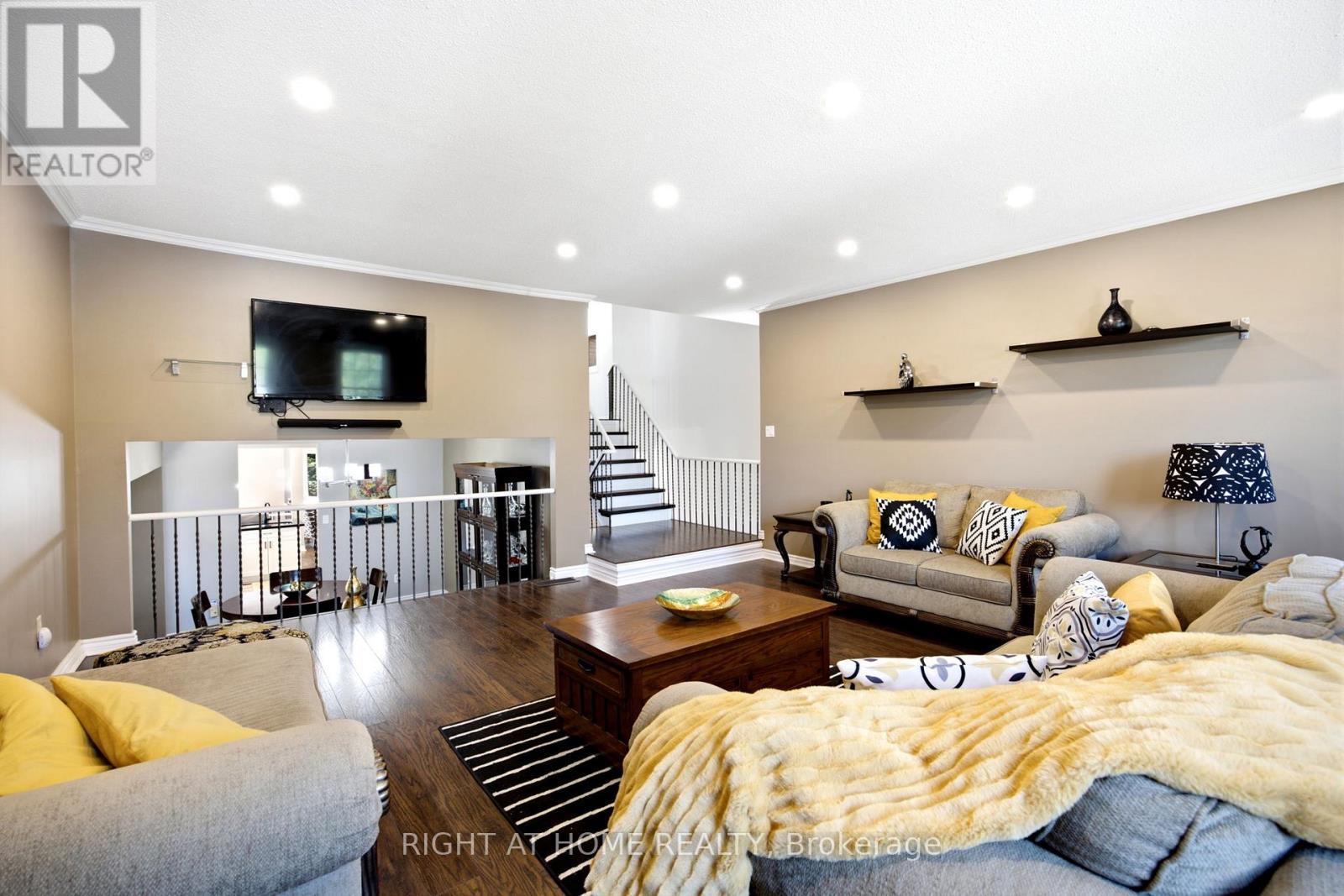 4141 Trellis Crescent, Mississauga, ON - Indoor Photo Showing Living Room