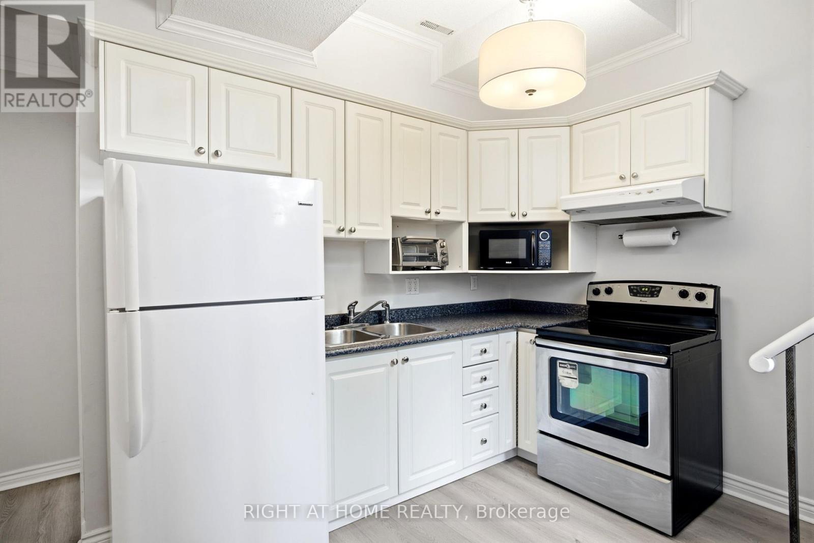 4141 Trellis Crescent, Mississauga, ON - Indoor Photo Showing Kitchen With Double Sink