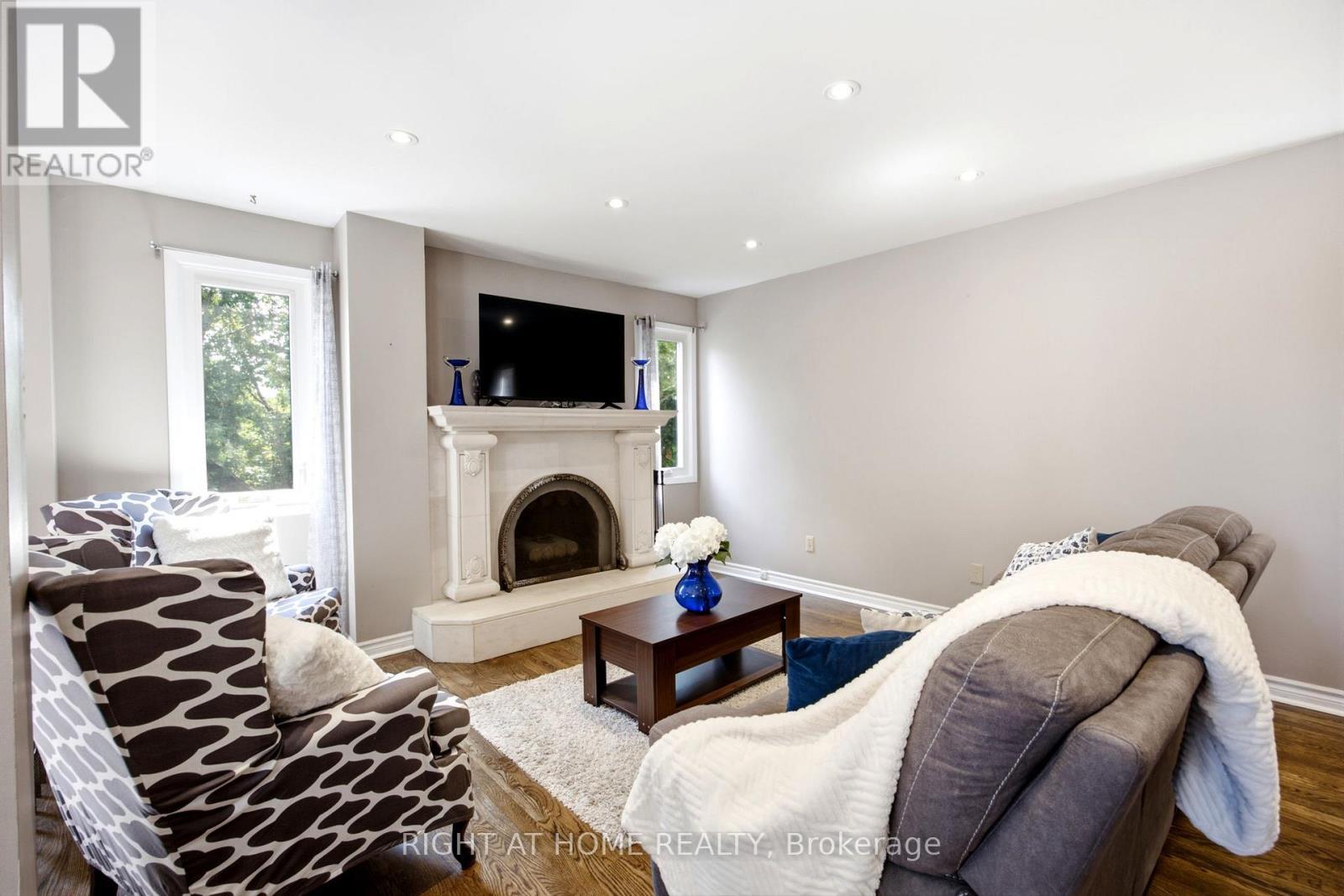4141 Trellis Crescent, Mississauga, ON - Indoor Photo Showing Living Room With Fireplace