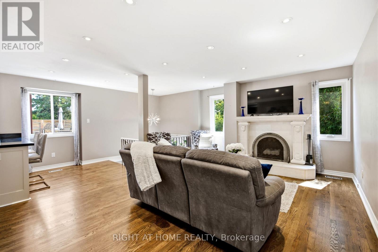 4141 Trellis Crescent, Mississauga, ON - Indoor Photo Showing Living Room With Fireplace