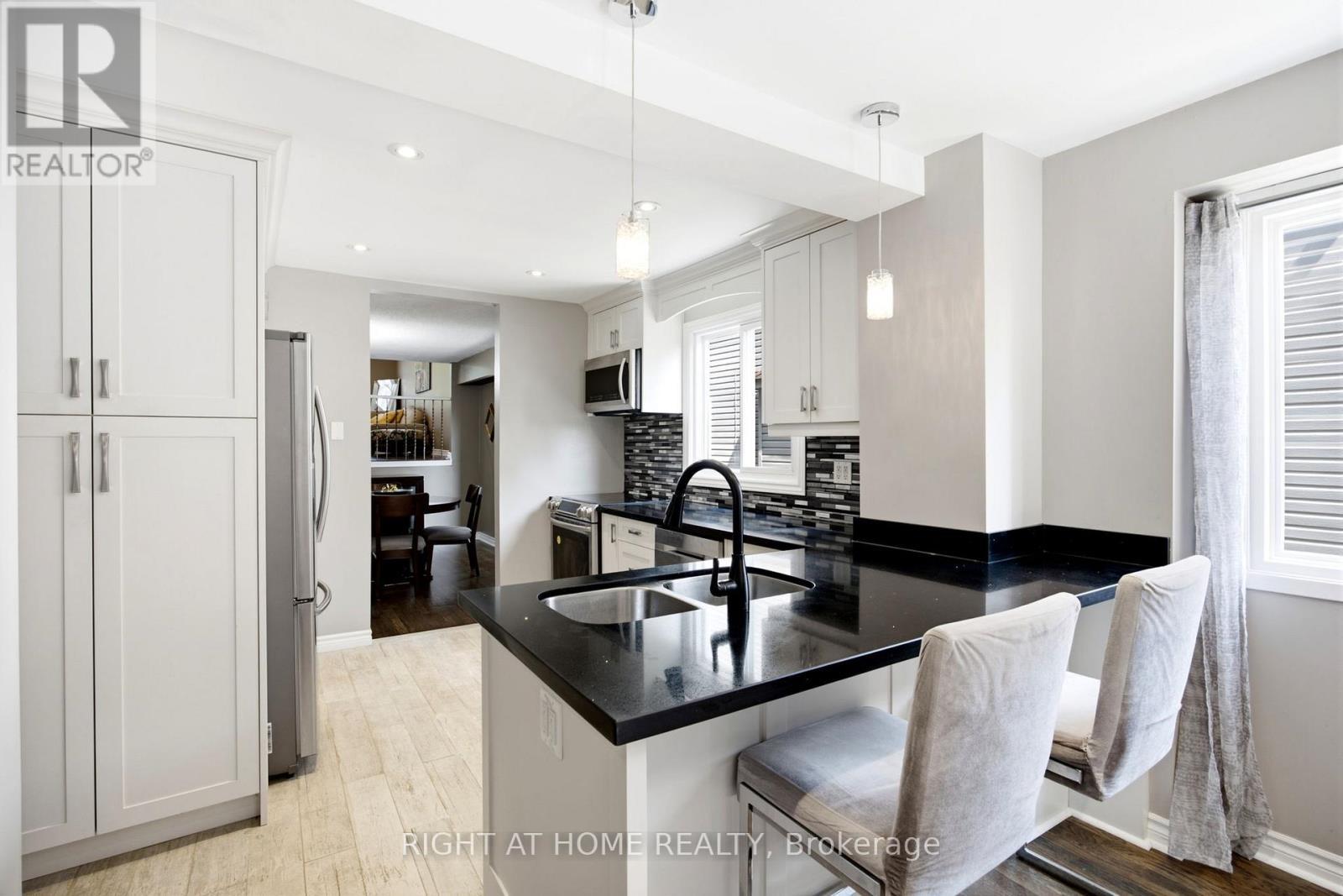 4141 Trellis Crescent, Mississauga, ON - Indoor Photo Showing Kitchen
