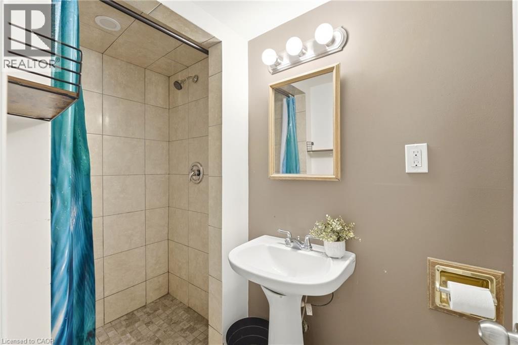 61 Glenmount Avenue, Hamilton, ON - Indoor Photo Showing Bathroom
