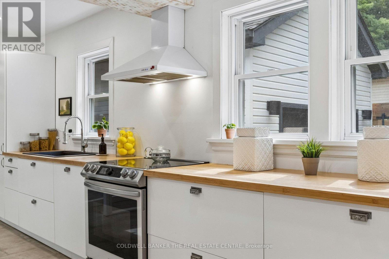 37 Fifth Avenue, Cambridge, ON - Indoor Photo Showing Kitchen