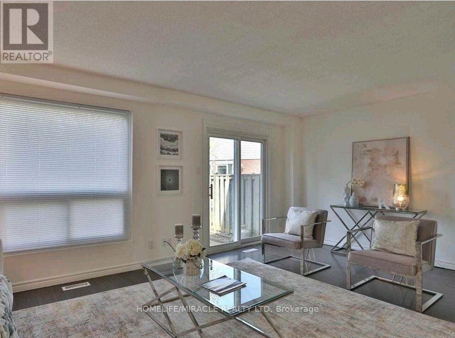 38 - 32 Mowat Boulevard, Kitchener, ON - Indoor Photo Showing Living Room
