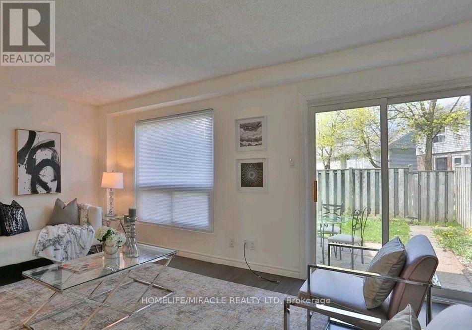 38 - 32 Mowat Boulevard, Kitchener, ON - Indoor Photo Showing Living Room