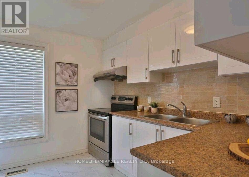 38 - 32 Mowat Boulevard, Kitchener, ON - Indoor Photo Showing Kitchen With Double Sink