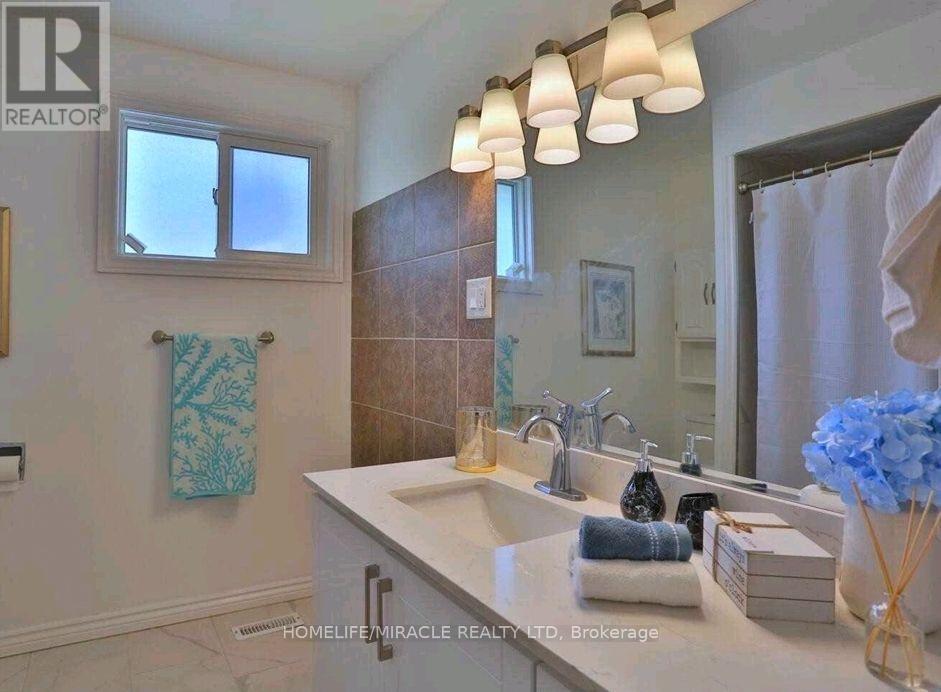 38 - 32 Mowat Boulevard, Kitchener, ON - Indoor Photo Showing Bathroom