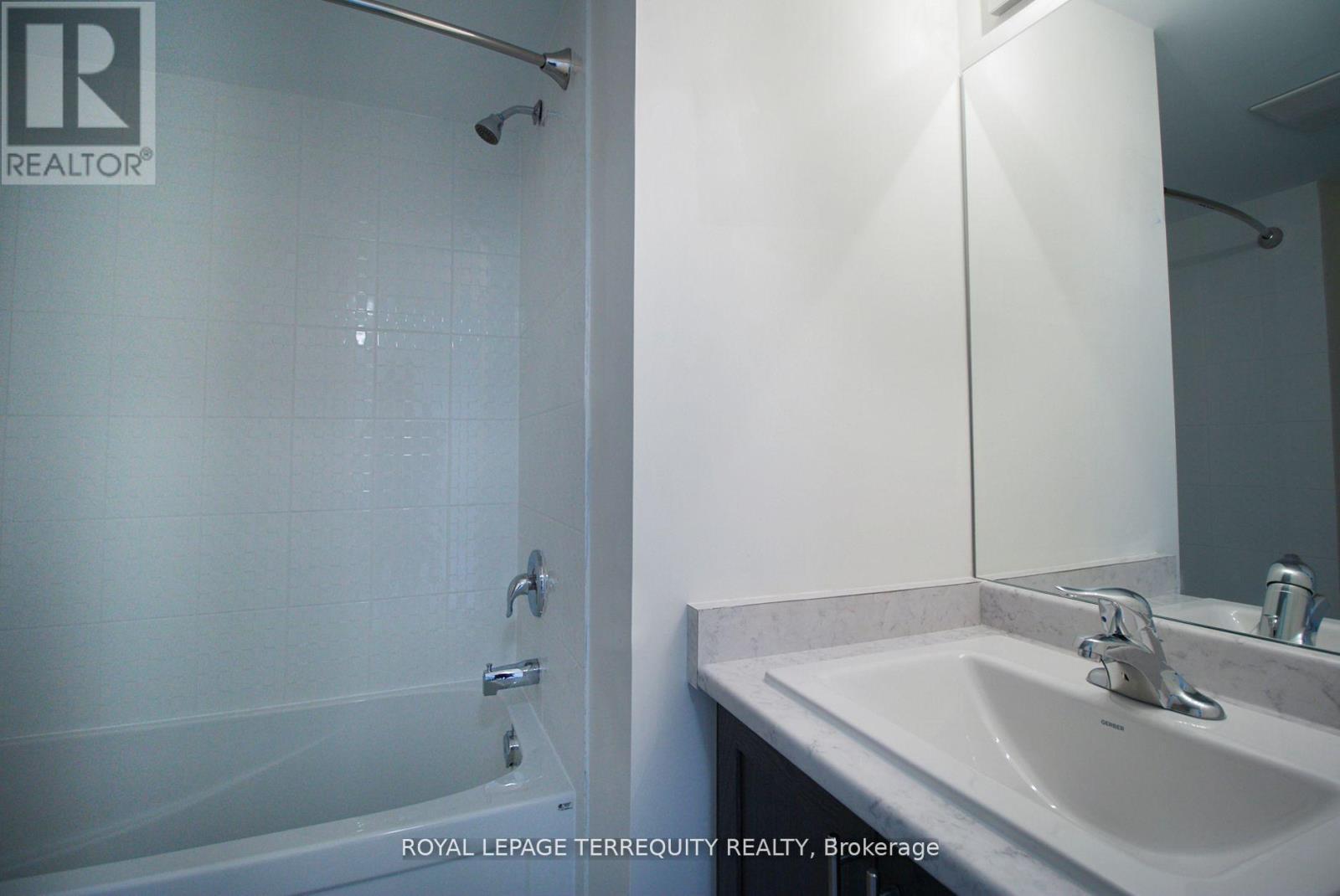 8D Lookout Drive, Clarington, ON - Indoor Photo Showing Bathroom