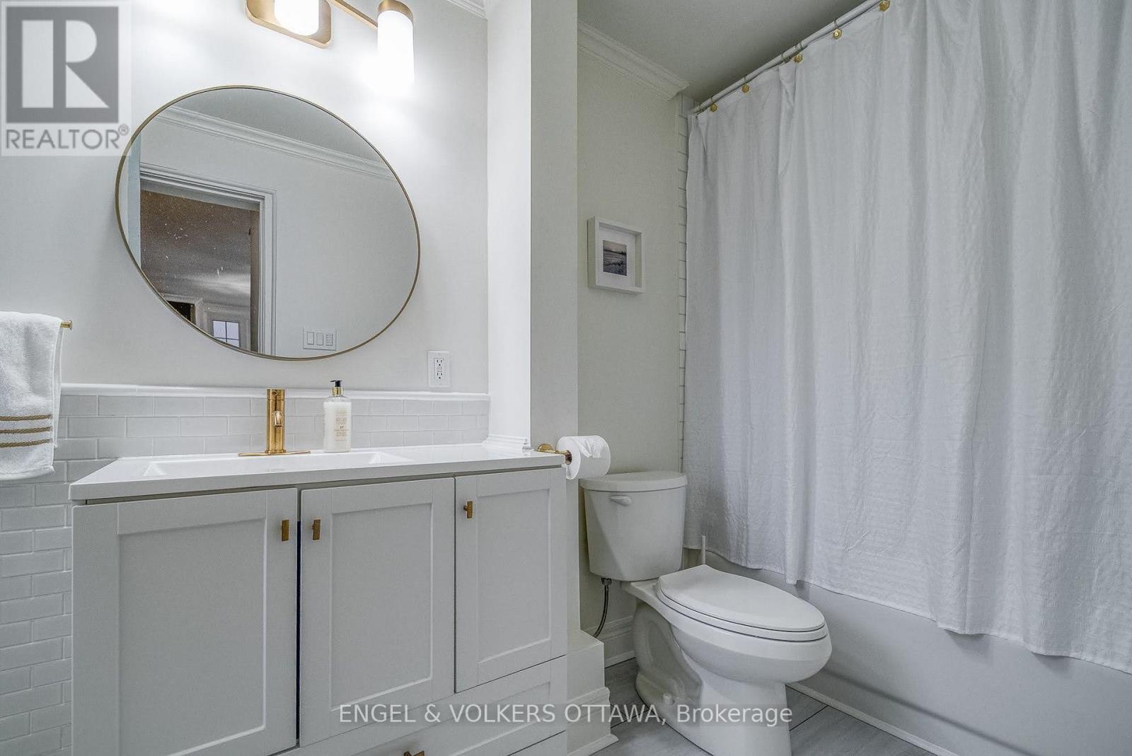 379 Madison Avenue, Ottawa, ON - Indoor Photo Showing Bathroom