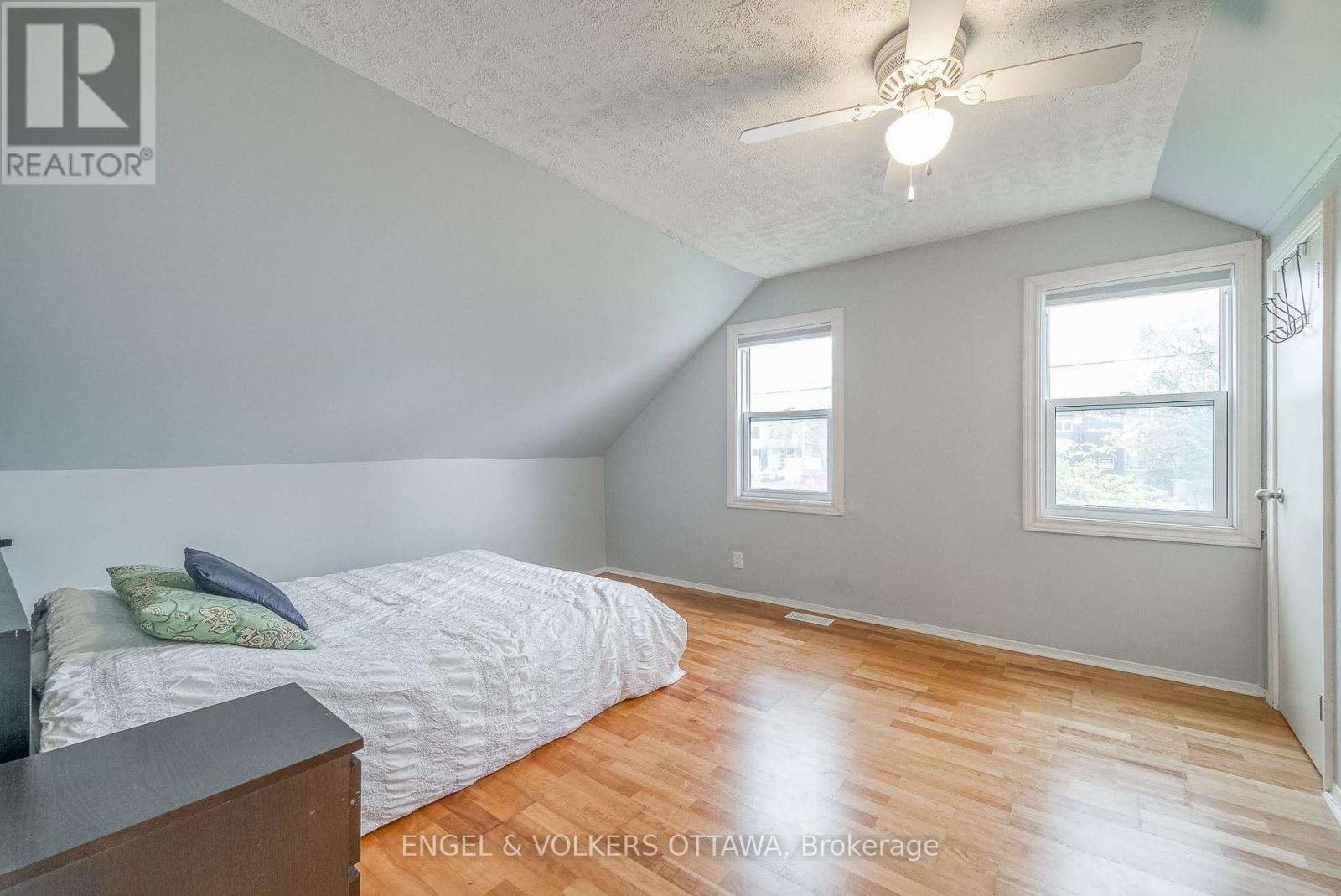 379 Madison Avenue, Ottawa, ON - Indoor Photo Showing Bedroom