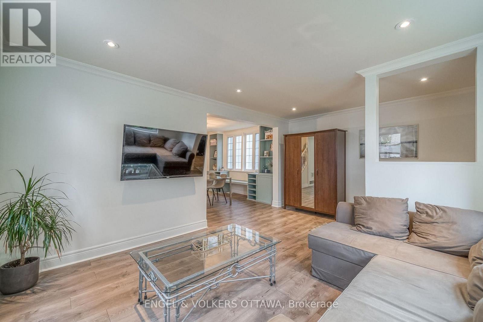 379 Madison Avenue, Ottawa, ON - Indoor Photo Showing Living Room