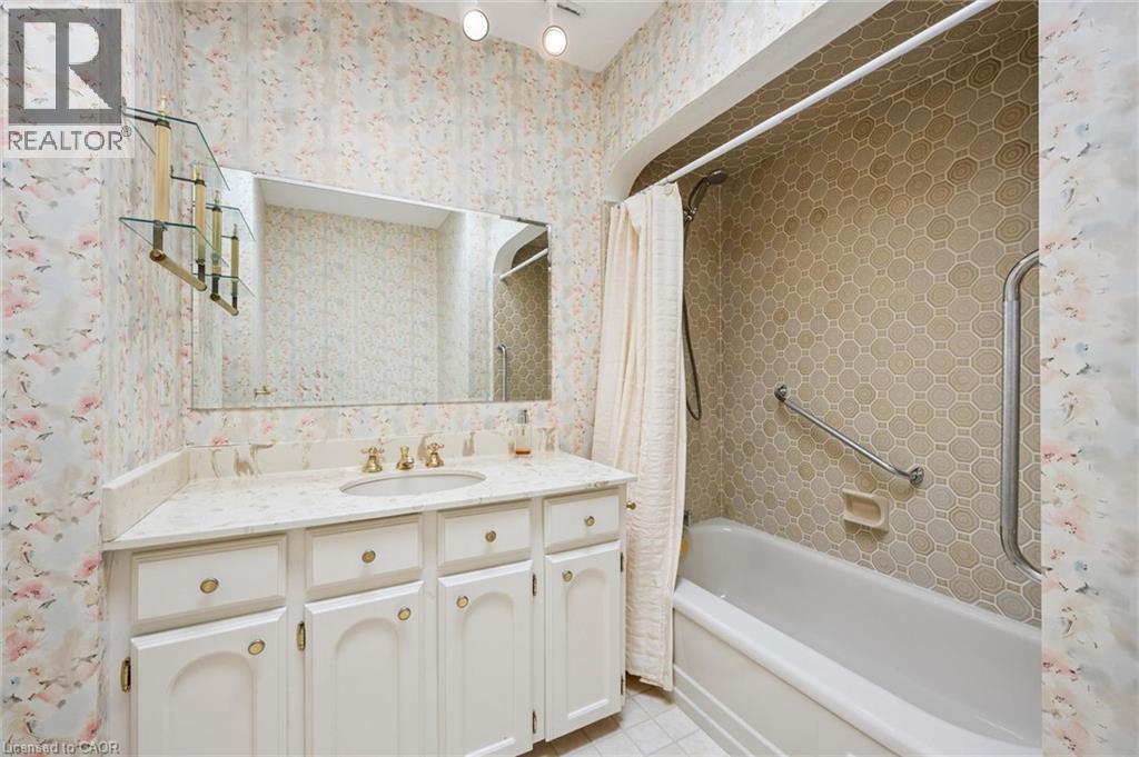 138 Appleby Place, Burlington, ON - Indoor Photo Showing Bathroom
