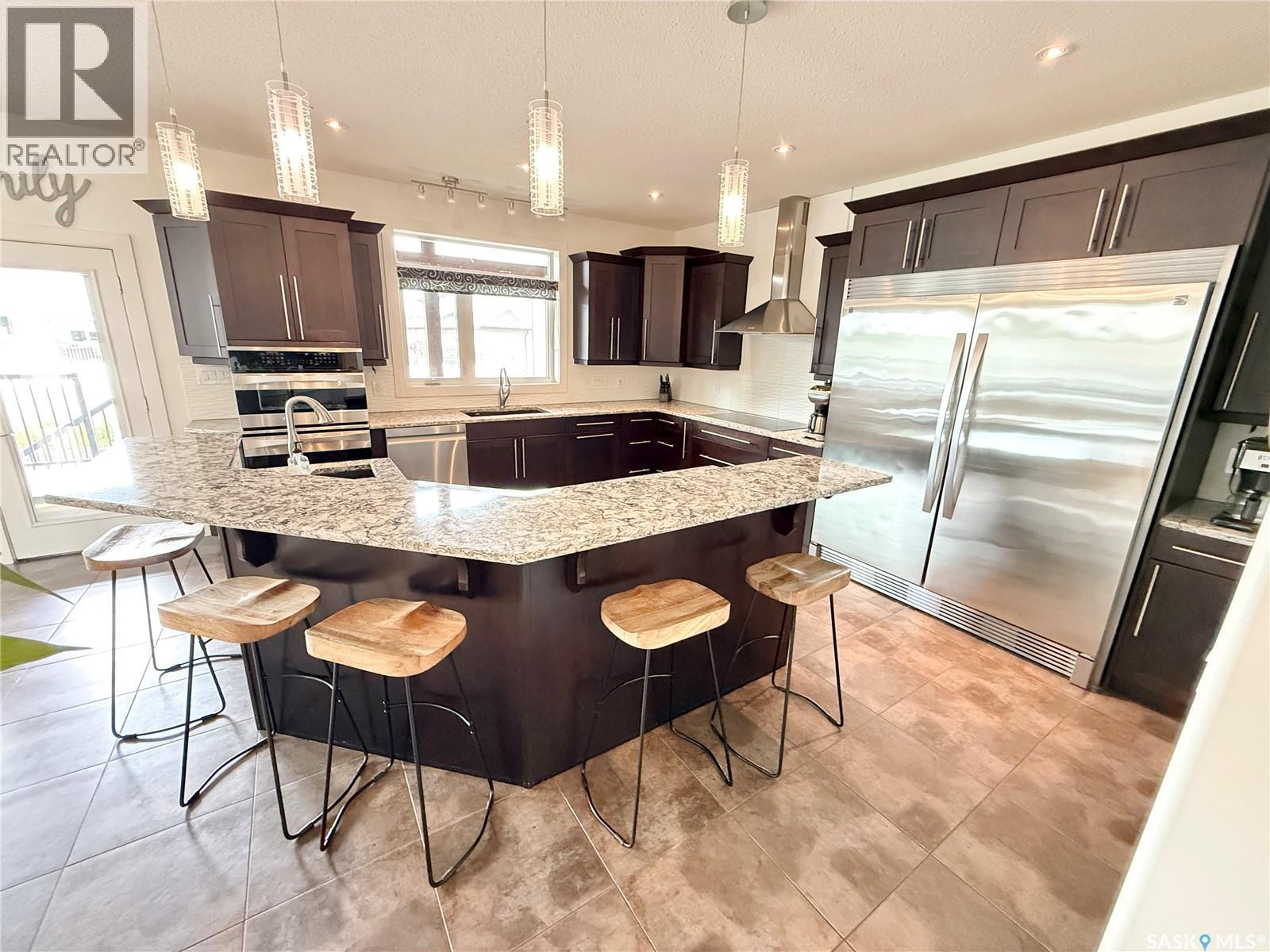 505 Brown Crescent, Weyburn, SK - Indoor Photo Showing Kitchen With Upgraded Kitchen