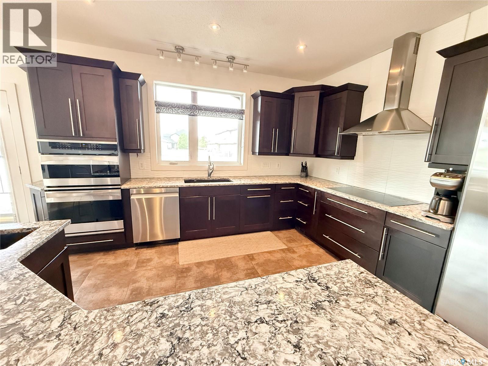 505 Brown Crescent, Weyburn, SK - Indoor Photo Showing Kitchen
