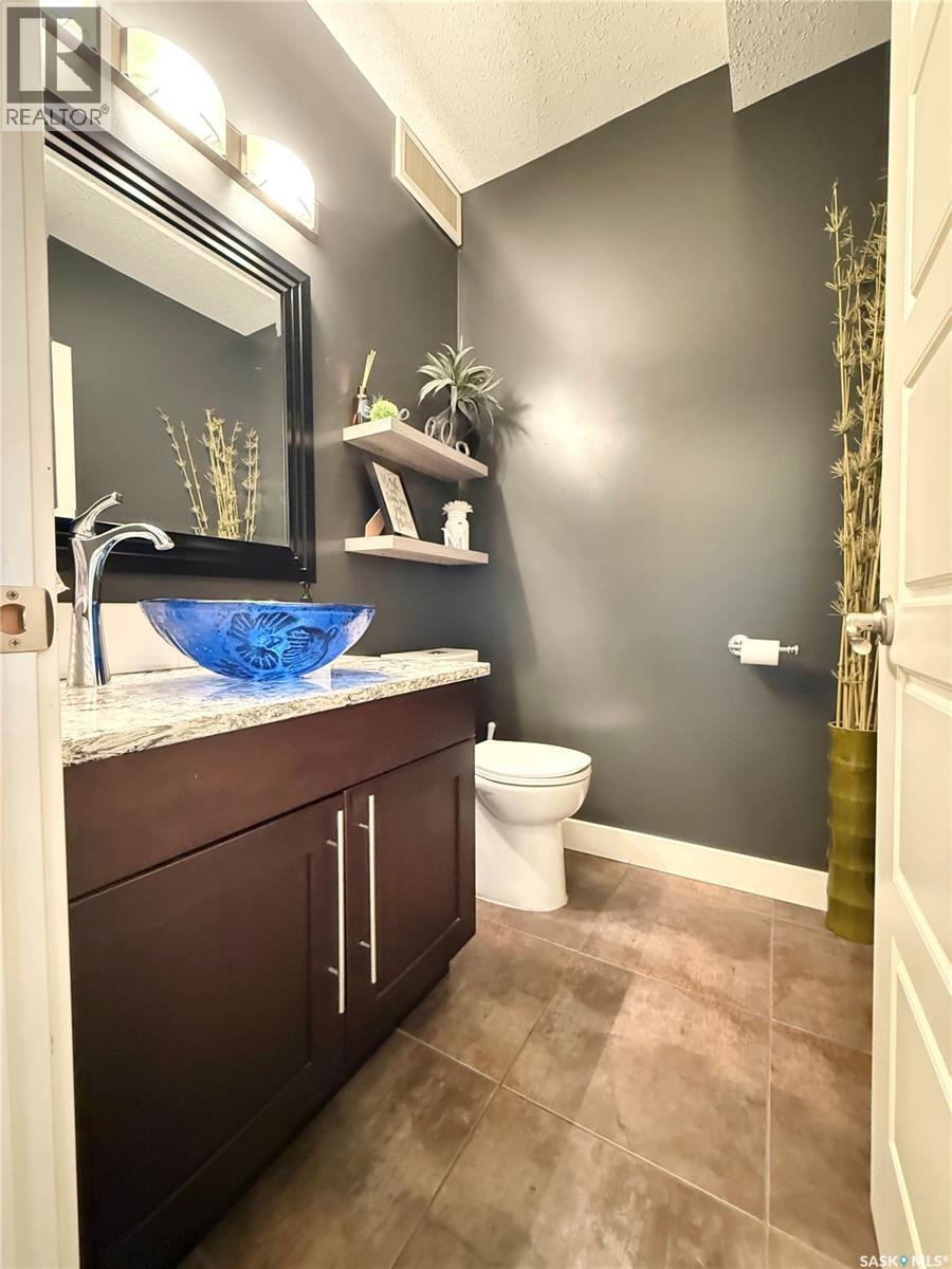 505 Brown Crescent, Weyburn, SK - Indoor Photo Showing Bathroom