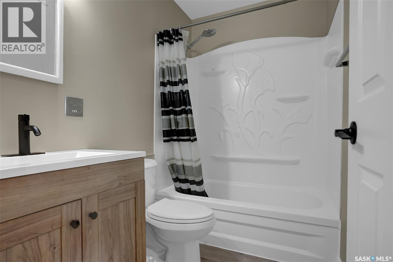 34 Armstrong Bay, Regina, SK - Indoor Photo Showing Bathroom