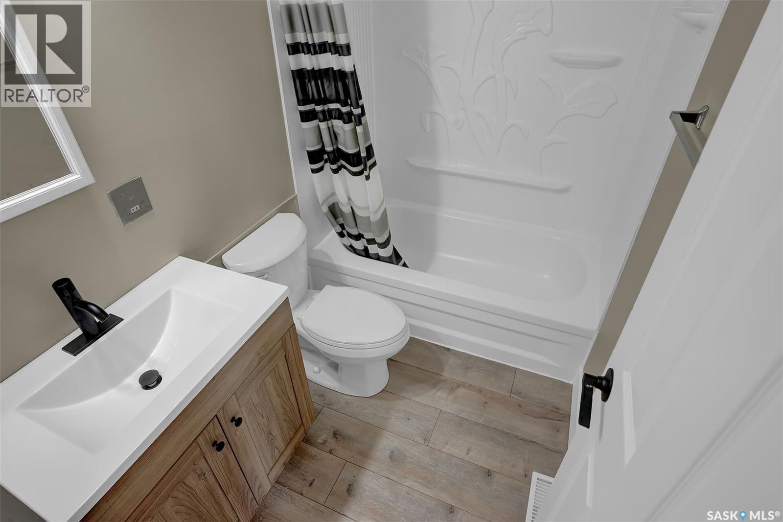 34 Armstrong Bay, Regina, SK - Indoor Photo Showing Bathroom