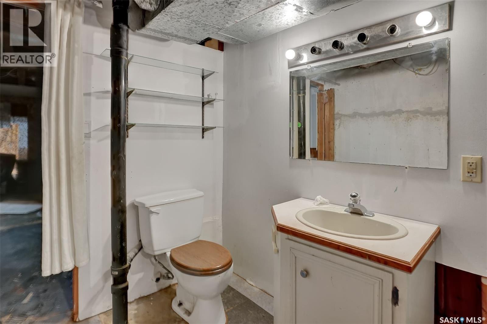 34 Armstrong Bay, Regina, SK - Indoor Photo Showing Bathroom