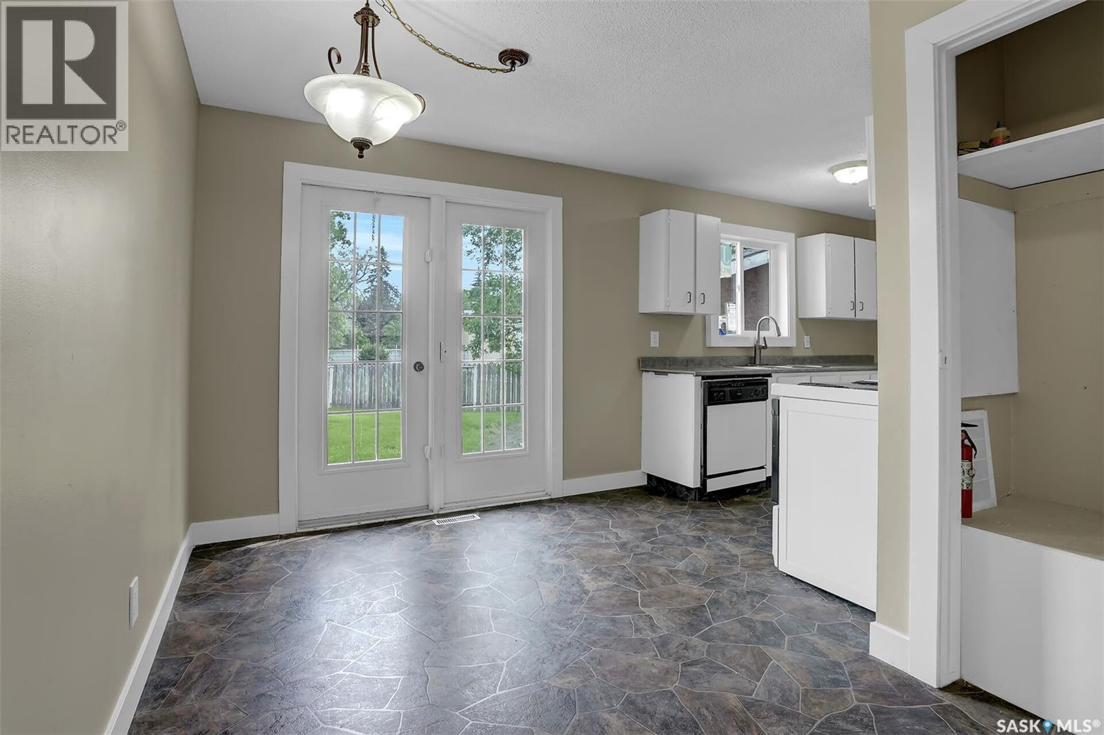 34 Armstrong Bay, Regina, SK - Indoor Photo Showing Kitchen