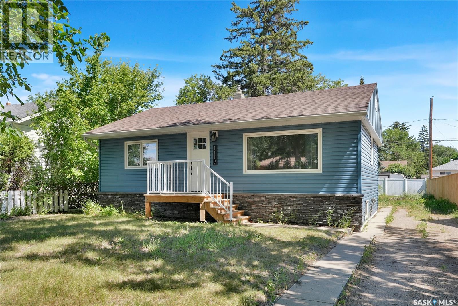 1119 Elgin Avenue, Moose Jaw, SK - Outdoor