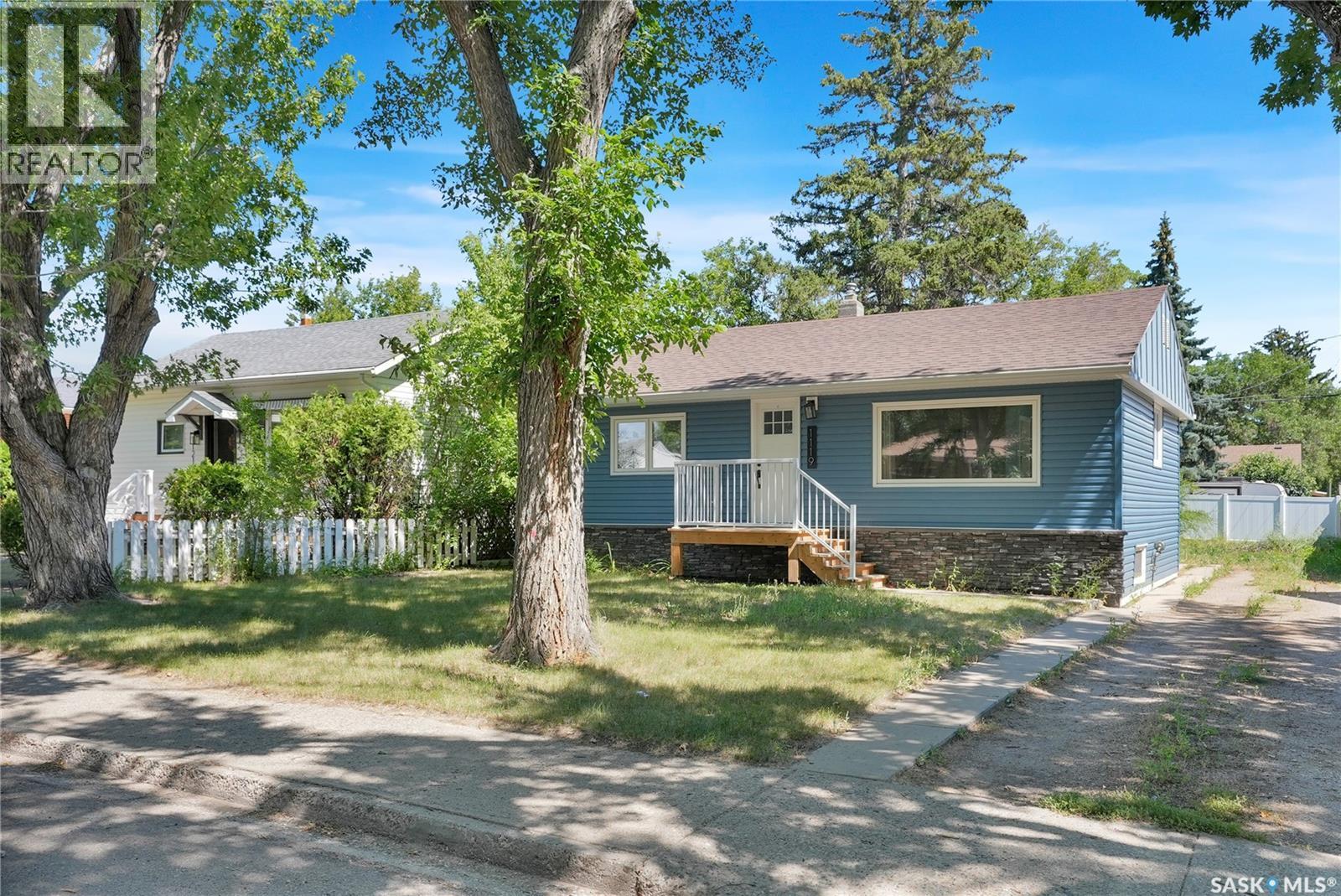 1119 Elgin Avenue, Moose Jaw, SK - Outdoor