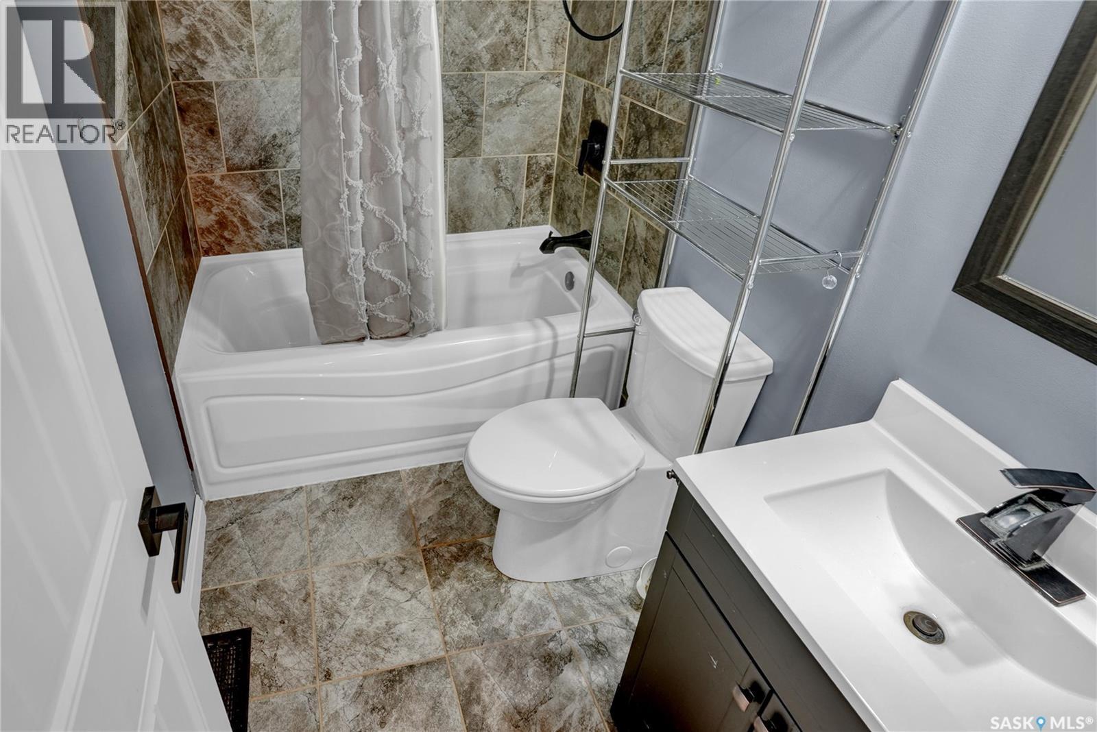 1119 Elgin Avenue, Moose Jaw, SK - Indoor Photo Showing Bathroom