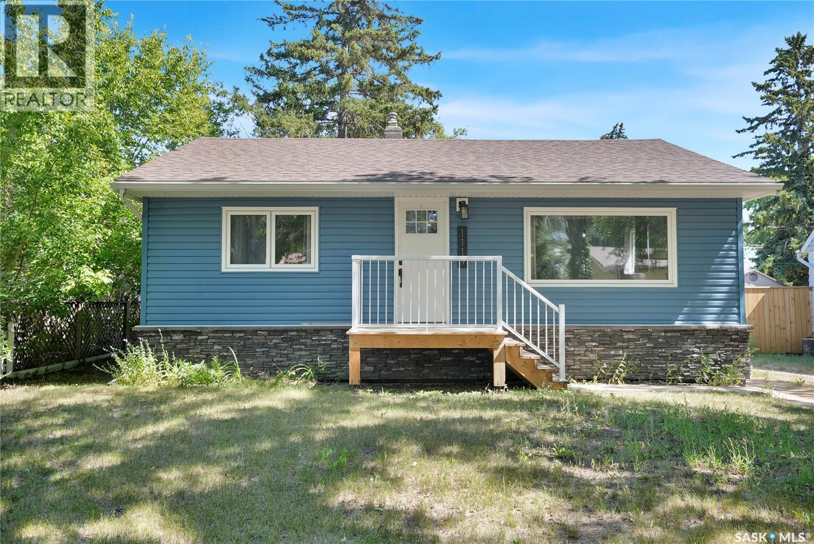 1119 Elgin Avenue, Moose Jaw, SK - Outdoor