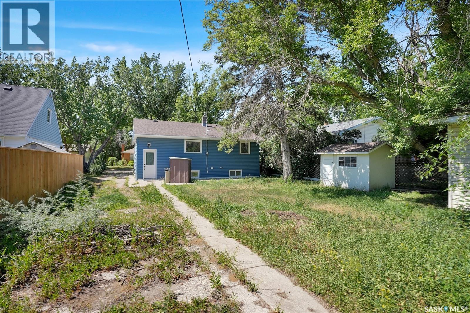 1119 Elgin Avenue, Moose Jaw, SK - Outdoor