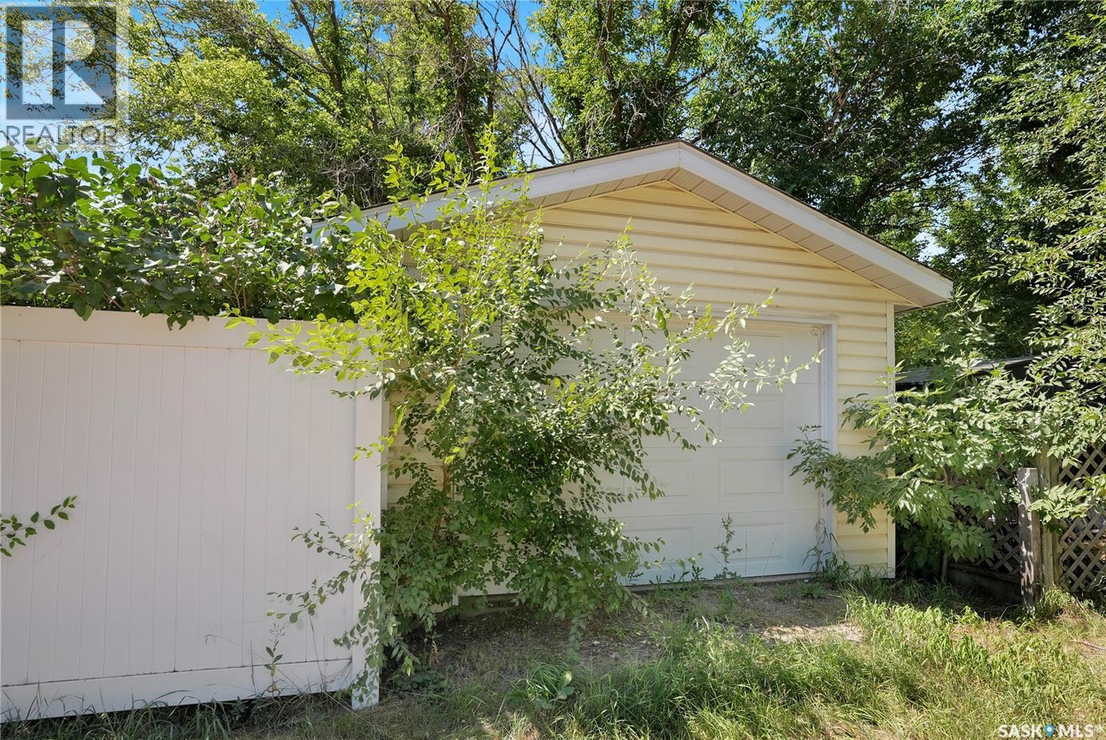 1119 Elgin Avenue, Moose Jaw, SK - Outdoor