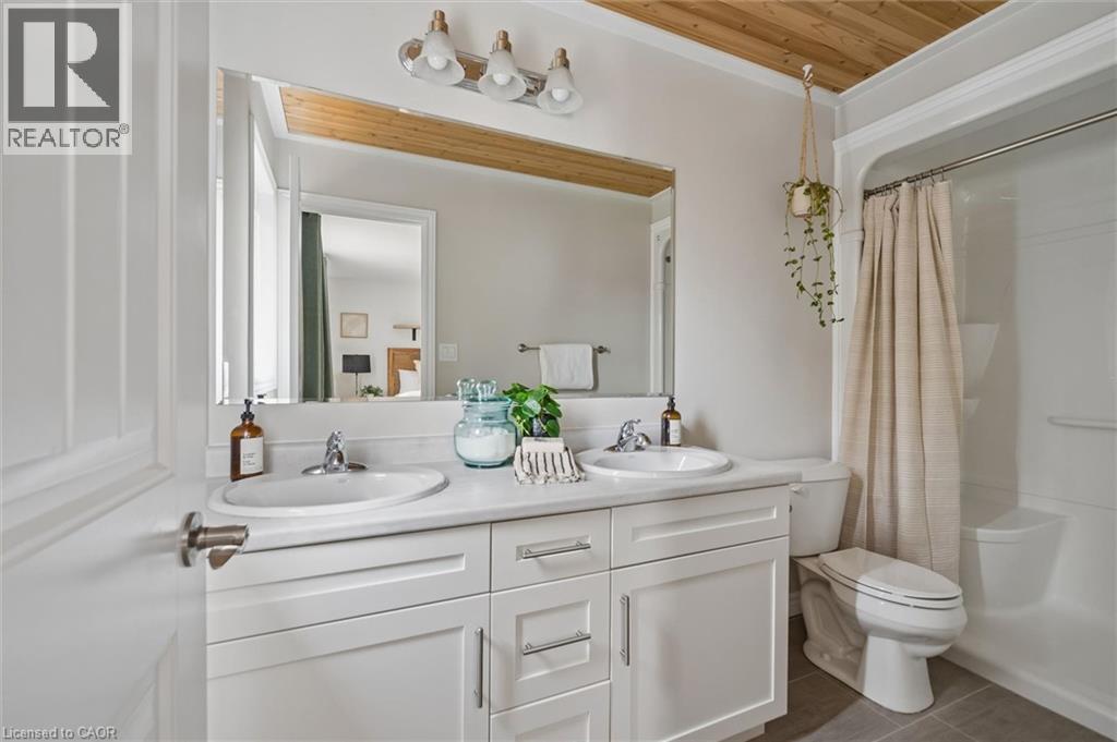 898A Gzowski Street, Fergus, ON - Indoor Photo Showing Bathroom