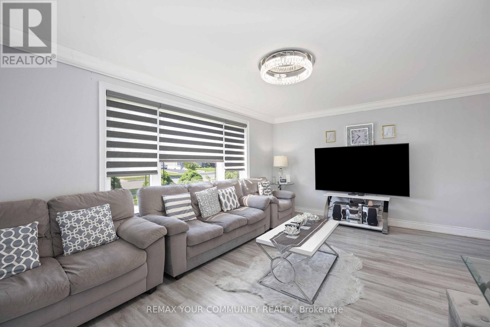 62 Secroft Crescent, Toronto, ON - Indoor Photo Showing Living Room