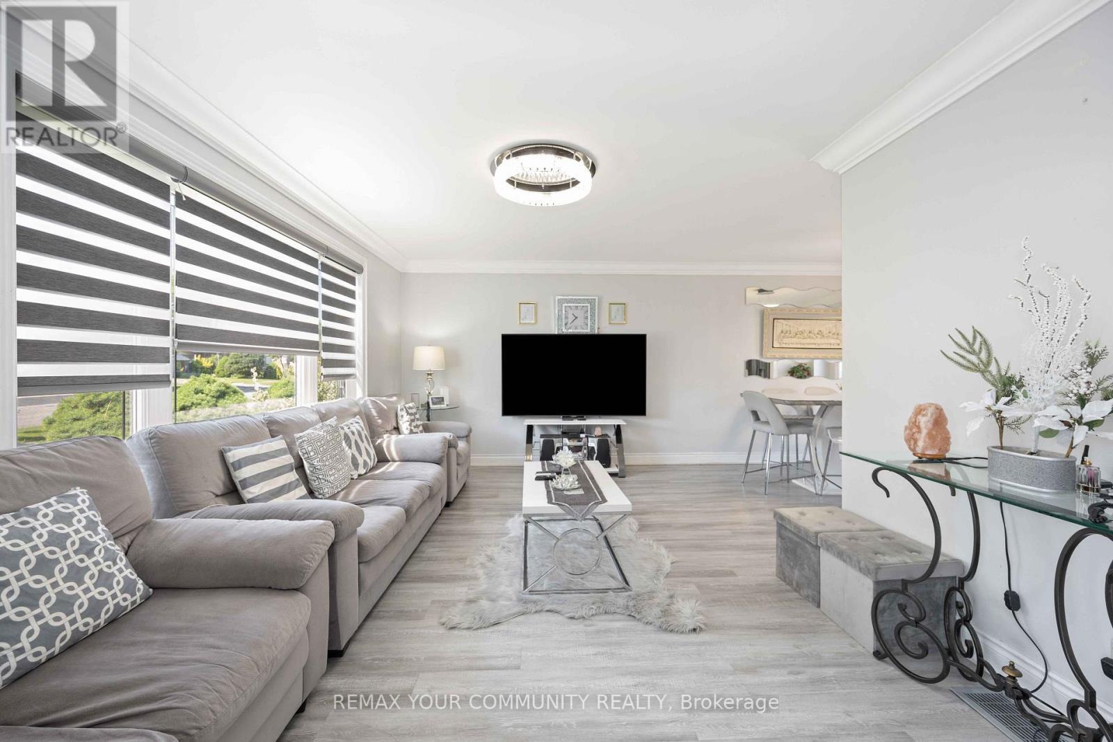 62 Secroft Crescent, Toronto, ON - Indoor Photo Showing Living Room