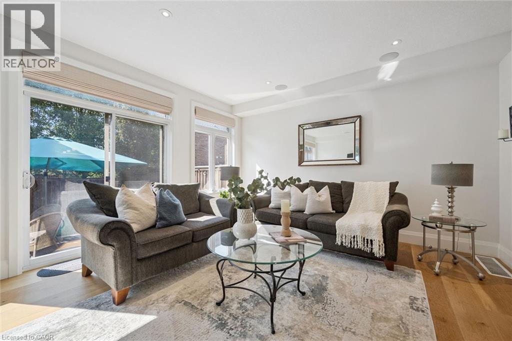 291 Grey Silo Road, Waterloo, ON - Indoor Photo Showing Living Room