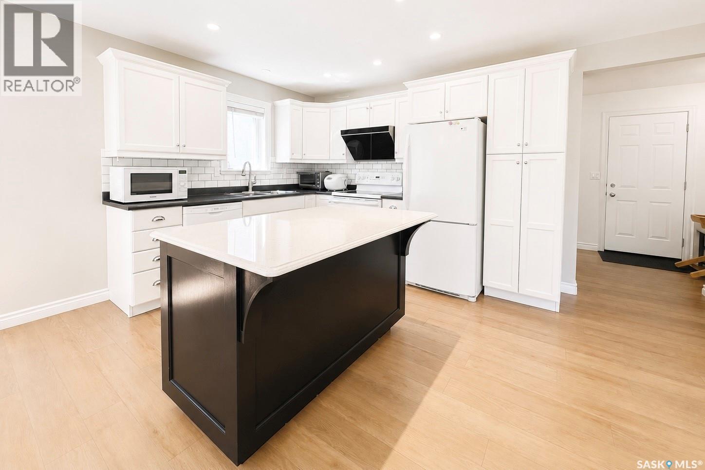 338 Stensrud Road, Saskatoon, SK - Indoor Photo Showing Kitchen