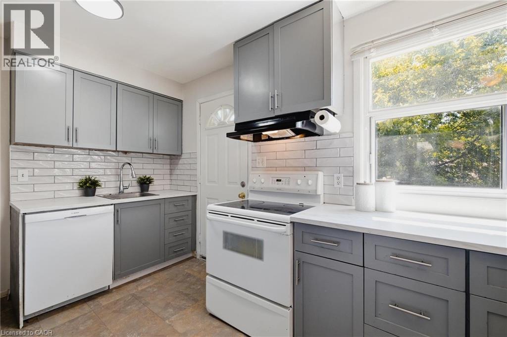 164 Jansen Avenue Unit# 11, Kitchener, ON - Indoor Photo Showing Kitchen