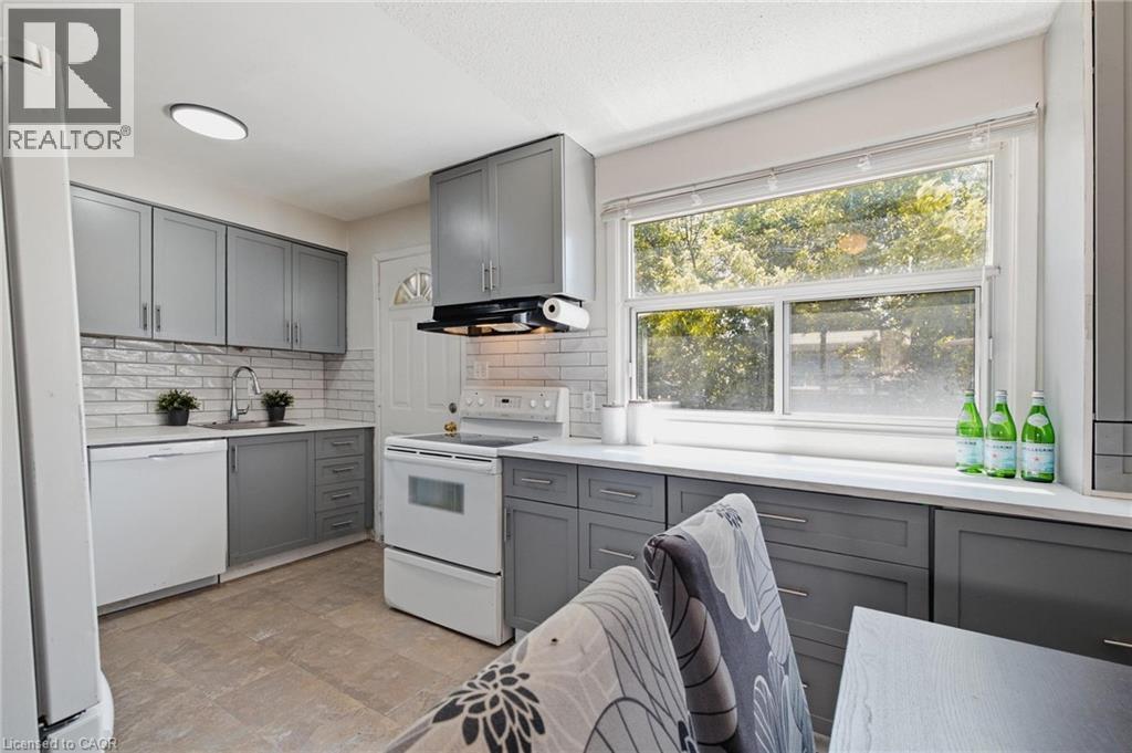 164 Jansen Avenue Unit# 11, Kitchener, ON - Indoor Photo Showing Kitchen