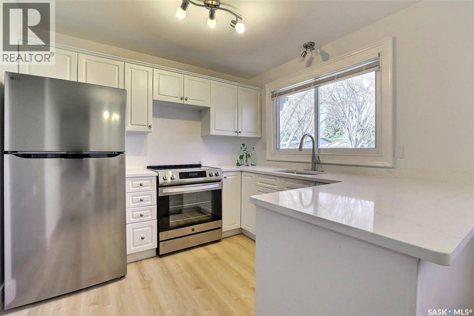1409 Shannon Road, Regina, SK - Indoor Photo Showing Kitchen With Stainless Steel Kitchen