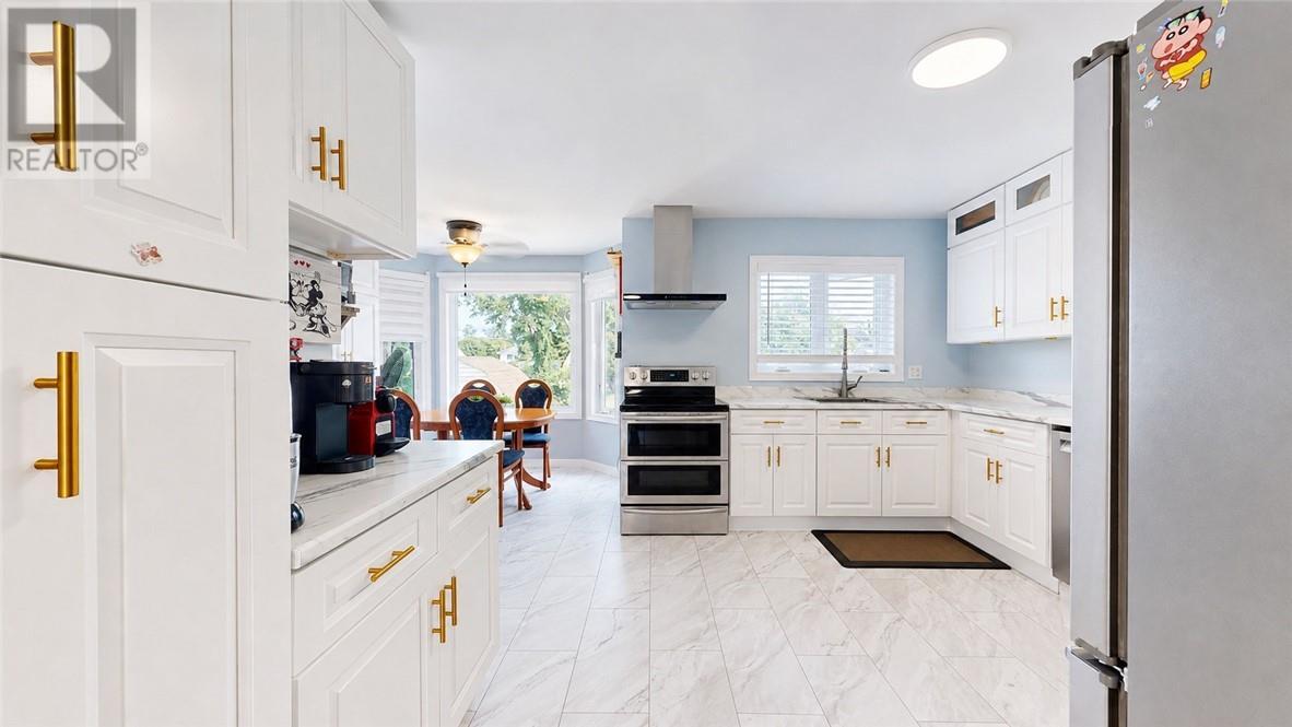 8 Blake, Little Current, ON - Indoor Photo Showing Kitchen With Upgraded Kitchen