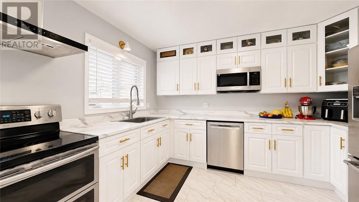 8 Blake, Little Current, ON - Indoor Photo Showing Kitchen With Upgraded Kitchen