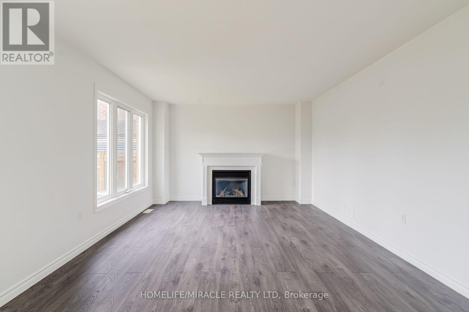 7 Empire Drive, Barrie, ON - Indoor Photo Showing Living Room With Fireplace