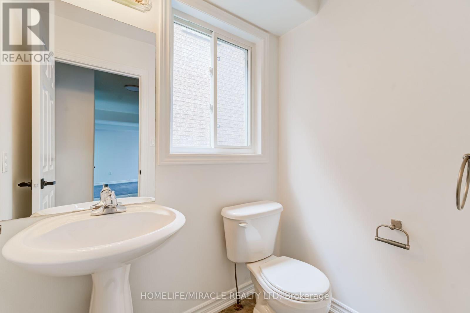 7 Empire Drive, Barrie, ON - Indoor Photo Showing Bathroom
