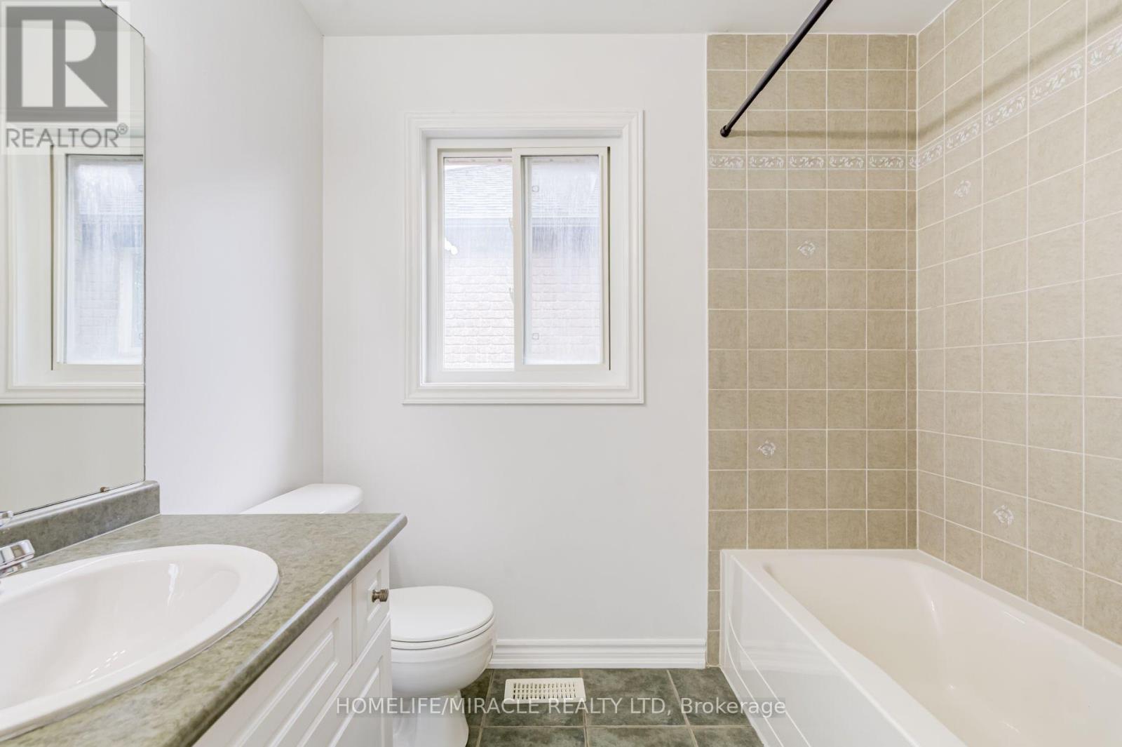 7 Empire Drive, Barrie, ON - Indoor Photo Showing Bathroom