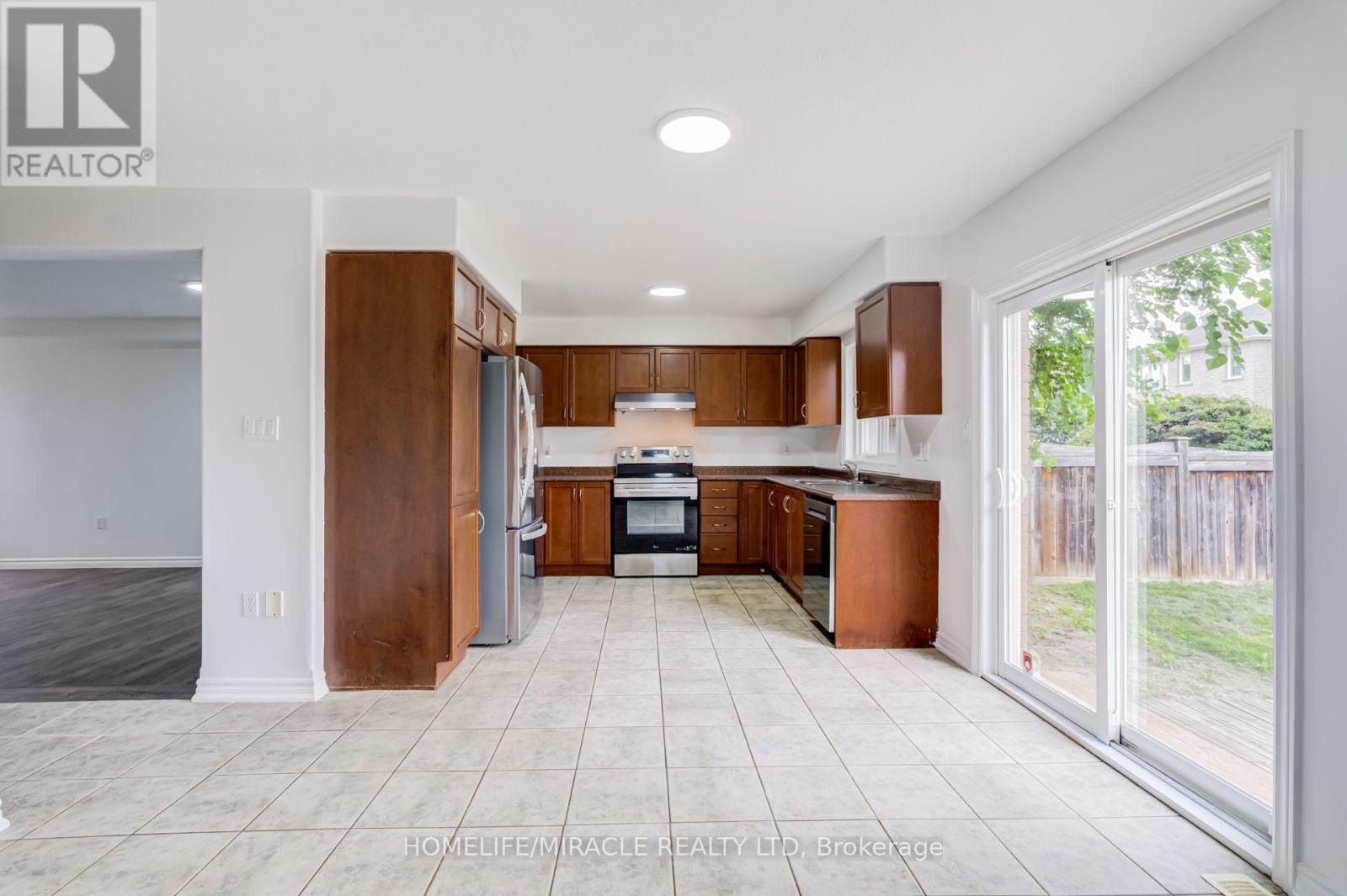 7 Empire Drive, Barrie, ON - Indoor Photo Showing Kitchen