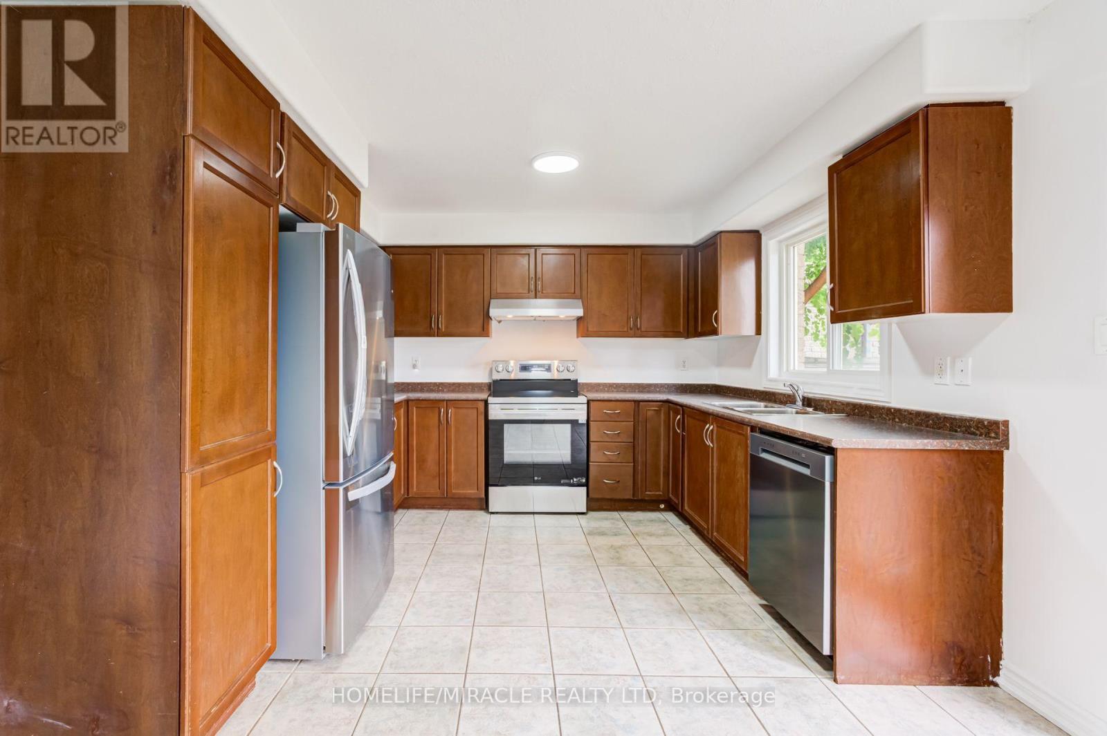 7 Empire Drive, Barrie, ON - Indoor Photo Showing Kitchen With Stainless Steel Kitchen