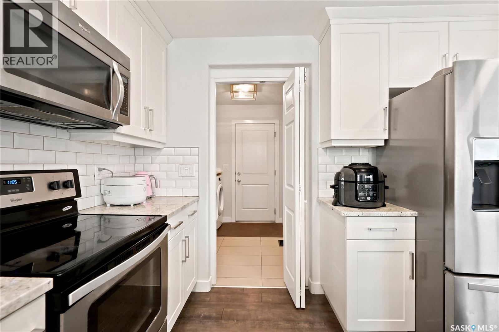 207 Kolynchuk Manor, Saskatoon, SK - Indoor Photo Showing Kitchen With Stainless Steel Kitchen With Upgraded Kitchen