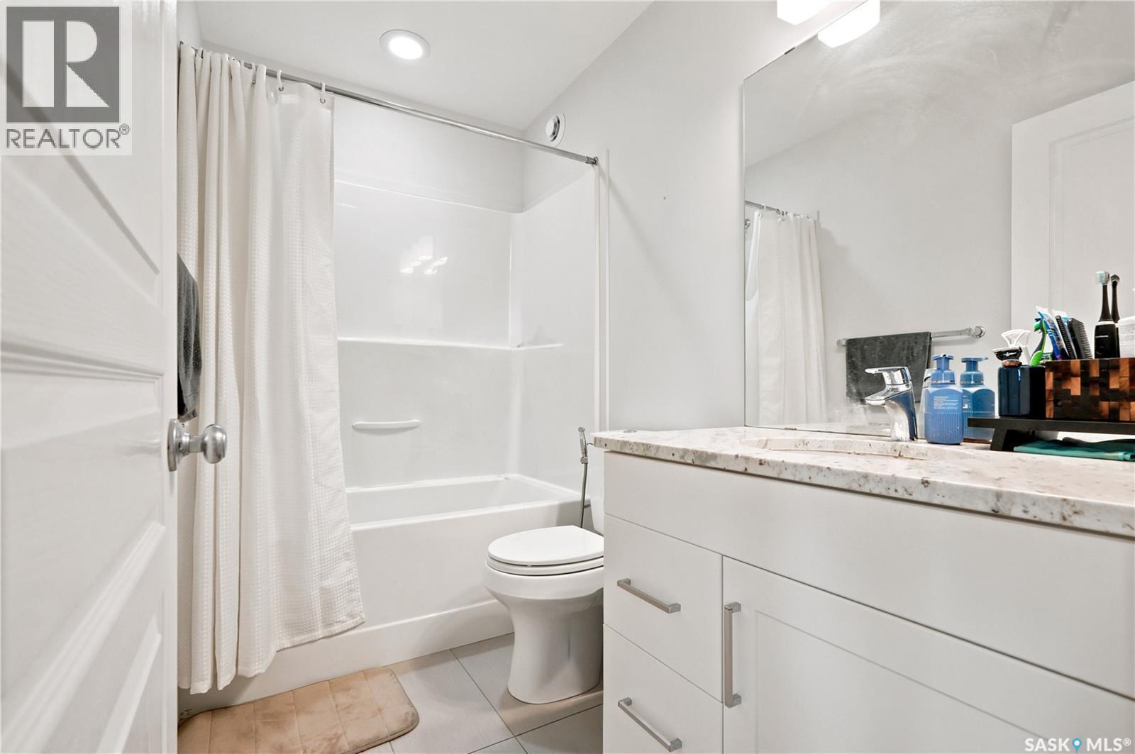 207 Kolynchuk Manor, Saskatoon, SK - Indoor Photo Showing Bathroom