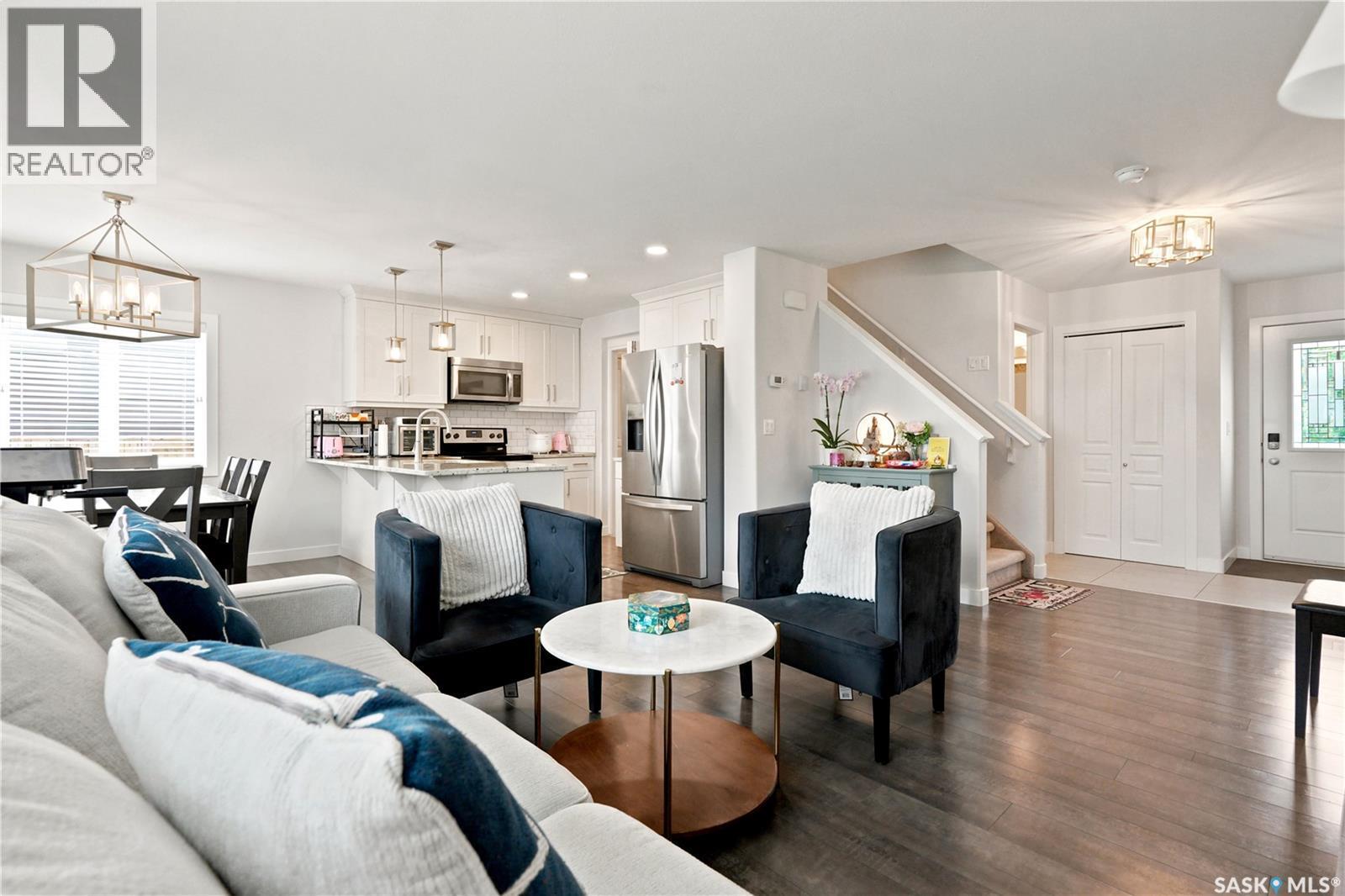 207 Kolynchuk Manor, Saskatoon, SK - Indoor Photo Showing Living Room