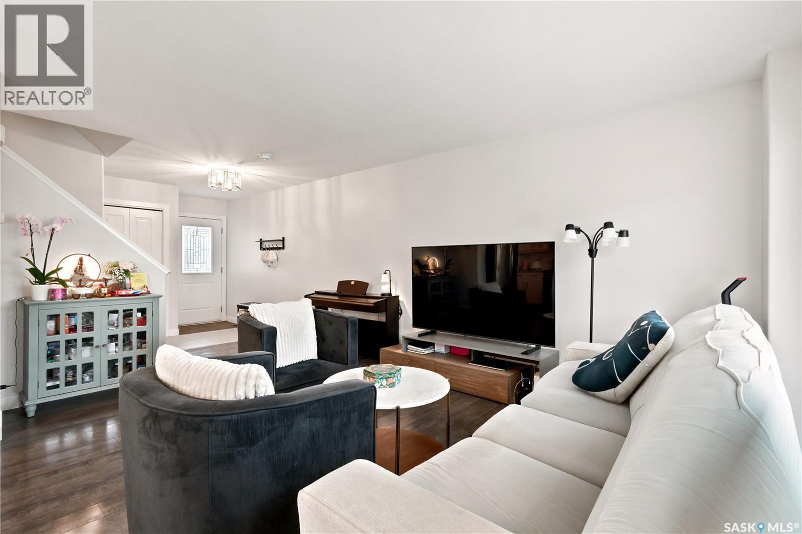 207 Kolynchuk Manor, Saskatoon, SK - Indoor Photo Showing Living Room