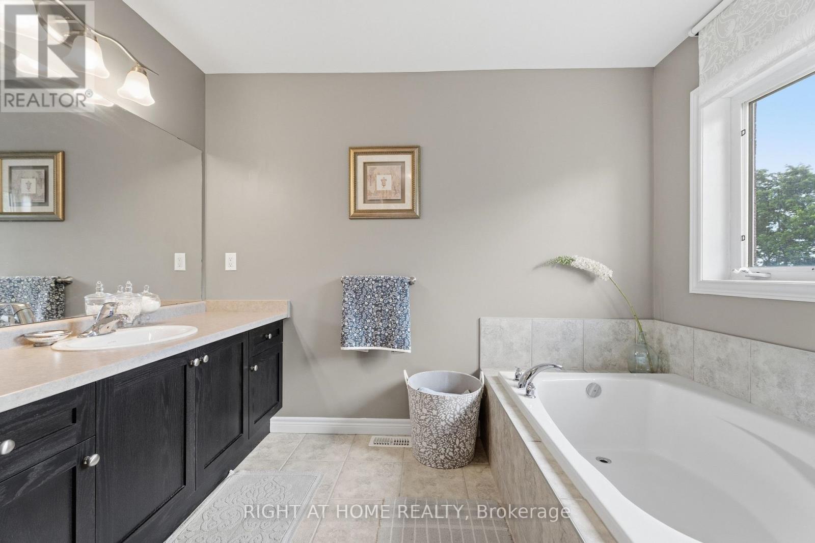 Primary bathroom - 38 Weaver Drive, Hamilton, ON - Indoor Photo Showing Bathroom